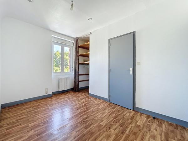 Sur la commune de Bruz , Commune, dynamique et attractive, faisant partie de Rennes Métropole. Non loin du centre bourg Avec une accessibilité piétonne à tous les commerces.