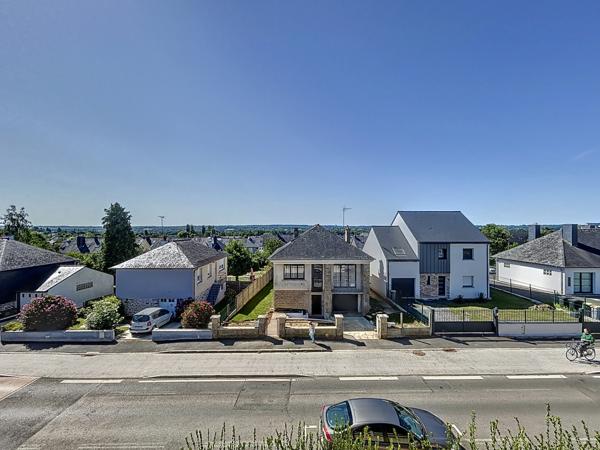 Sur la commune de Bruz , Commune, dynamique et attractive, faisant partie de Rennes Métropole. Non loin du centre bourg Avec une accessibilité piétonne à tous les commerces.