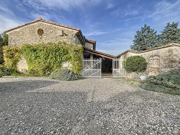 Ensemble de deux logements indépendants sur terrain arboré dans un environnement calme