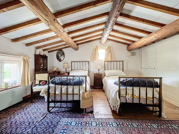 Ensemble de deux logements indépendants sur terrain arboré dans un environnement calme