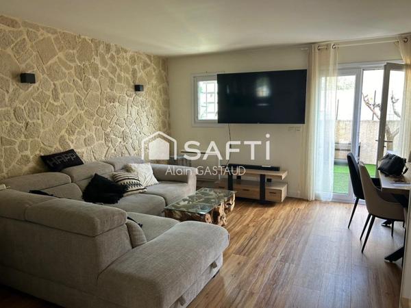 Villa Mitoyenne proche de l'Hopital et des commerces à Fréjus.