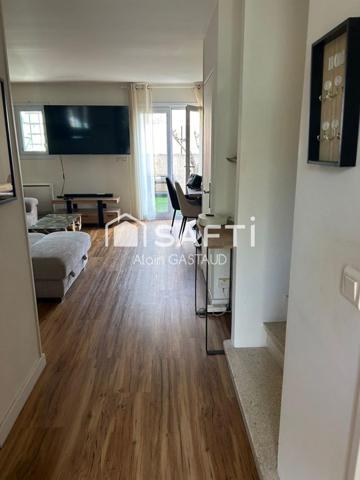 Villa Mitoyenne proche de l'Hopital et des commerces à Fréjus.