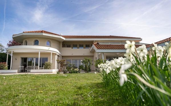 Maison à vendre    8 pièces • 480 m2 Veigy-Foncenex