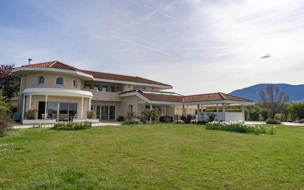 Maison à vendre    8 pièces • 480 m2 Veigy-Foncenex