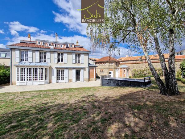 DEMEURE D'EXCEPTION EN PLEIN COEUR DE BRESSUIRE - 304m² habitables avec JARDIN et GARAGES