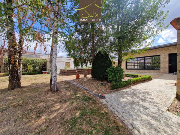 DEMEURE D'EXCEPTION EN PLEIN COEUR DE BRESSUIRE - 304m² habitables avec JARDIN et GARAGES