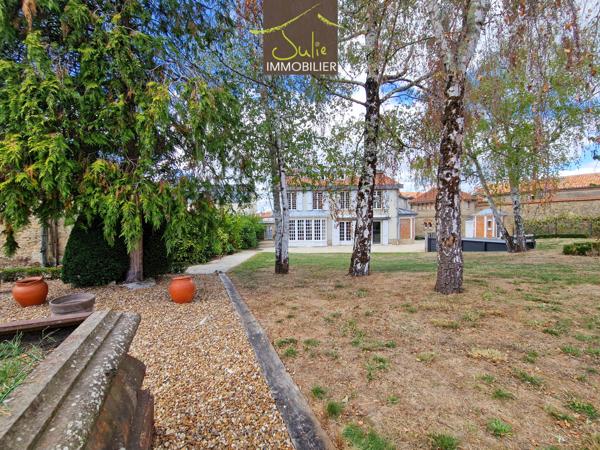 DEMEURE D'EXCEPTION EN PLEIN COEUR DE BRESSUIRE - 304m² habitables avec JARDIN et GARAGES
