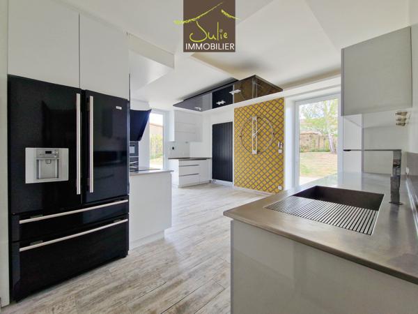 DEMEURE D'EXCEPTION EN PLEIN COEUR DE BRESSUIRE - 304m² habitables avec JARDIN et GARAGES