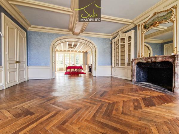 DEMEURE D'EXCEPTION EN PLEIN COEUR DE BRESSUIRE - 304m² habitables avec JARDIN et GARAGES
