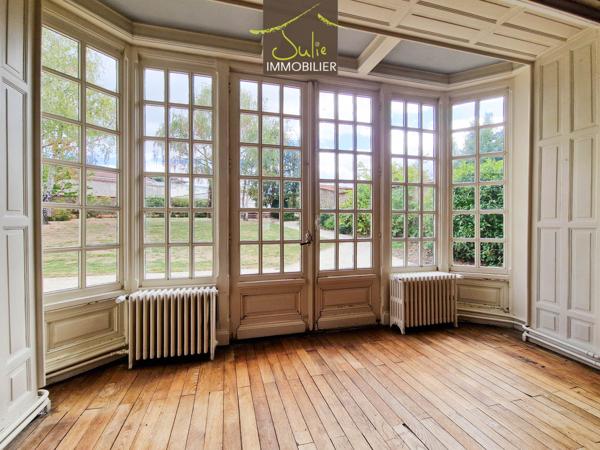 DEMEURE D'EXCEPTION EN PLEIN COEUR DE BRESSUIRE - 304m² habitables avec JARDIN et GARAGES