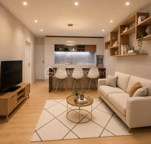 En exclusivité : 
Albertville, proche centre ville  :

Découvrez cet appartement lumineux de 54 m² situé au 1er étage dans une bâtisse de caractère entièrement réhabilitée, promettant confort et sérénité . 
Une adresse rare et confidentielle composée de seulement 5 appartements.

Profitez d'un espace de vie paisible avec un intérieur soigneusement agencé avec des matériaux de qualité. 

Il se compose d'une cuisine ouverte à aménager , salon / séjour , une chambre avec accès sur un balcon, salle d'eau , toilettes séparées , une chambre en suite parentale avec accès sur un balcon et une chambre enfant ou bureau.  

En annexe  : une grande cave pratique pour le rangement + une place de parking privative.

Un bien rare sur le secteur, idéal pour une résidence principale de standing. 

Contactez SÉVERINE TOSI pour plus de détails.