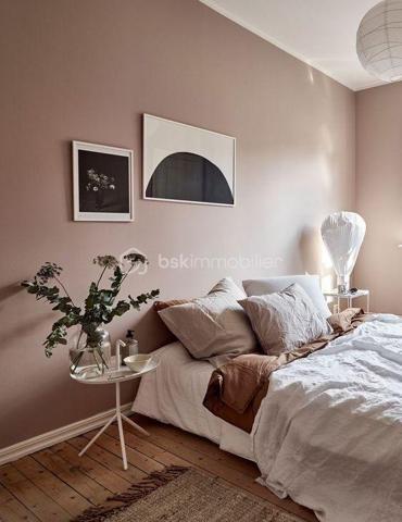 En exclusivité : 
Albertville, proche centre ville  :

Découvrez cet appartement lumineux de 54 m² situé au 1er étage dans une bâtisse de caractère entièrement réhabilitée, promettant confort et sérénité . 
Une adresse rare et confidentielle composée de seulement 5 appartements.

Profitez d'un espace de vie paisible avec un intérieur soigneusement agencé avec des matériaux de qualité. 

Il se compose d'une cuisine ouverte à aménager , salon / séjour , une chambre avec accès sur un balcon, salle d'eau , toilettes séparées , une chambre en suite parentale avec accès sur un balcon et une chambre enfant ou bureau.  

En annexe  : une grande cave pratique pour le rangement + une place de parking privative.

Un bien rare sur le secteur, idéal pour une résidence principale de standing. 

Contactez SÉVERINE TOSI pour plus de détails.