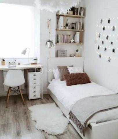 En exclusivité : 
Albertville, proche centre ville  :

Découvrez cet appartement lumineux de 54 m² situé au 1er étage dans une bâtisse de caractère entièrement réhabilitée, promettant confort et sérénité . 
Une adresse rare et confidentielle composée de seulement 5 appartements.

Profitez d'un espace de vie paisible avec un intérieur soigneusement agencé avec des matériaux de qualité. 

Il se compose d'une cuisine ouverte à aménager , salon / séjour , une chambre avec accès sur un balcon, salle d'eau , toilettes séparées , une chambre en suite parentale avec accès sur un balcon et une chambre enfant ou bureau.  

En annexe  : une grande cave pratique pour le rangement + une place de parking privative.

Un bien rare sur le secteur, idéal pour une résidence principale de standing. 

Contactez SÉVERINE TOSI pour plus de détails.