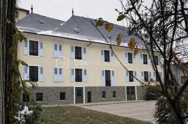 En exclusivité : 
Albertville, proche centre ville  :

Découvrez cet appartement lumineux de 54 m² situé au 1er étage dans une bâtisse de caractère entièrement réhabilitée, promettant confort et sérénité . 
Une adresse rare et confidentielle composée de seulement 5 appartements.

Profitez d'un espace de vie paisible avec un intérieur soigneusement agencé avec des matériaux de qualité. 

Il se compose d'une cuisine ouverte à aménager , salon / séjour , une chambre avec accès sur un balcon, salle d'eau , toilettes séparées , une chambre en suite parentale avec accès sur un balcon et une chambre enfant ou bureau.  

En annexe  : une grande cave pratique pour le rangement + une place de parking privative.

Un bien rare sur le secteur, idéal pour une résidence principale de standing. 

Contactez SÉVERINE TOSI pour plus de détails.