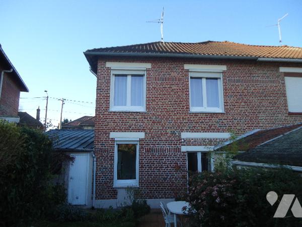 WASQUEHAL Secteur Coli belle maison semi-individuelle
Séjour, trois chambres, jardin et garage.