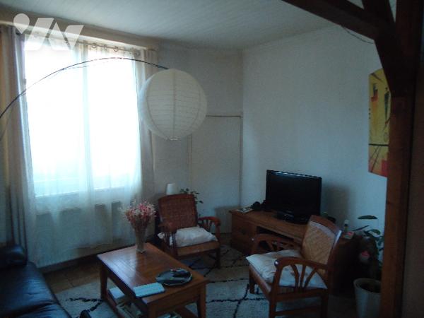 WASQUEHAL Secteur Coli belle maison semi-individuelle
Séjour, trois chambres, jardin et garage.