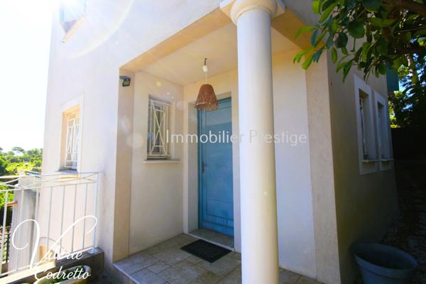 Villa 115 m² comme un appartement, avec terrasse de 64 m² et jardin privatif à Costebelle (Hyères)