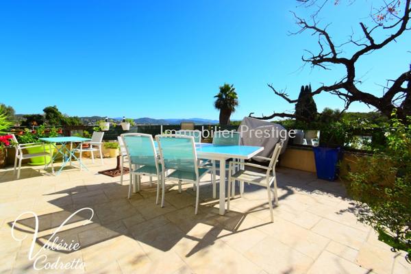 Villa 115 m² comme un appartement, avec terrasse de 64 m² et jardin privatif à Costebelle (Hyères)