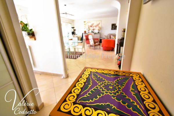 Villa 115 m² comme un appartement, avec terrasse de 64 m² et jardin privatif à Costebelle (Hyères)