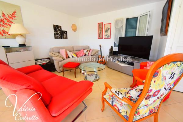 Villa 115 m² comme un appartement, avec terrasse de 64 m² et jardin privatif à Costebelle (Hyères)