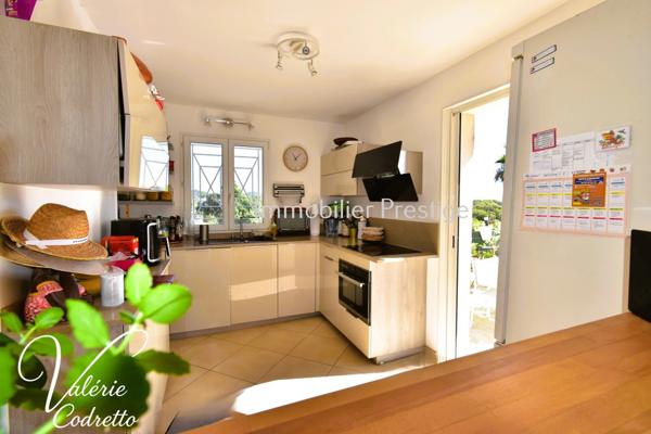 Villa 115 m² comme un appartement, avec terrasse de 64 m² et jardin privatif à Costebelle (Hyères)