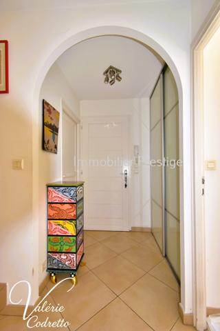 Villa 115 m² comme un appartement, avec terrasse de 64 m² et jardin privatif à Costebelle (Hyères)