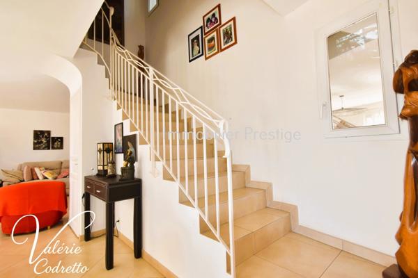 Villa 115 m² comme un appartement, avec terrasse de 64 m² et jardin privatif à Costebelle (Hyères)