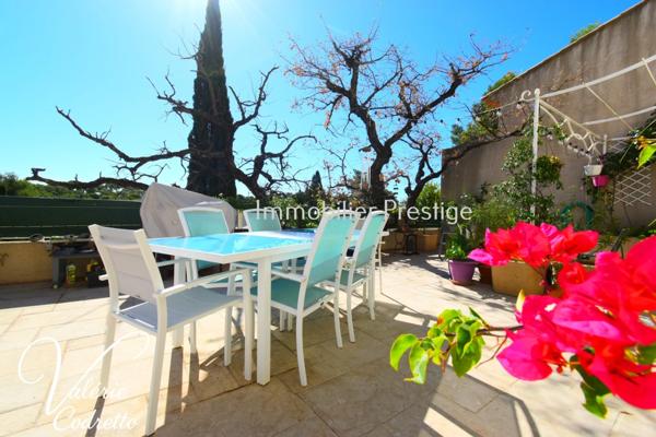 Villa 115 m² comme un appartement, avec terrasse de 64 m² et jardin privatif à Costebelle (Hyères)