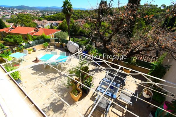 Villa 115 m² comme un appartement, avec terrasse de 64 m² et jardin privatif à Costebelle (Hyères)