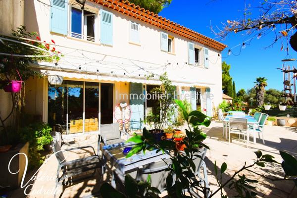 Villa 115 m² comme un appartement, avec terrasse de 64 m² et jardin privatif à Costebelle (Hyères)