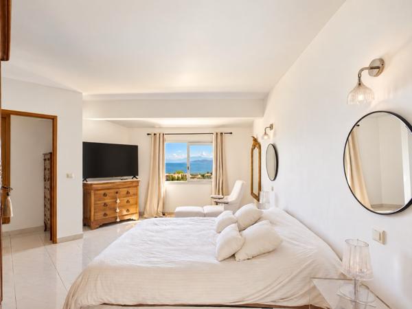 Appartement
         4 pièces
        - 140 m² Exclusivité 890 000 € *