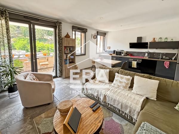 Appartement unique avec ascenseur terrasse et 2 places parking