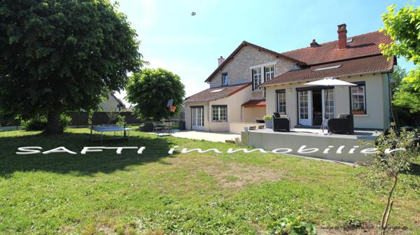 Demeure de 190 m2 habitables de 8 pièces, 5 chambres + cave sur un terrain clos de 1000 m2 sans vis-à-vis.