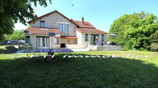 Demeure de 190 m2 habitables de 8 pièces, 5 chambres + cave sur un terrain clos de 1000 m2 sans vis-à-vis.