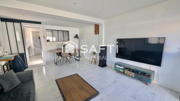 À Médis, 2 maisons indépendantes, 155 m2 au total, 5 chambres, garage et jardin clos.