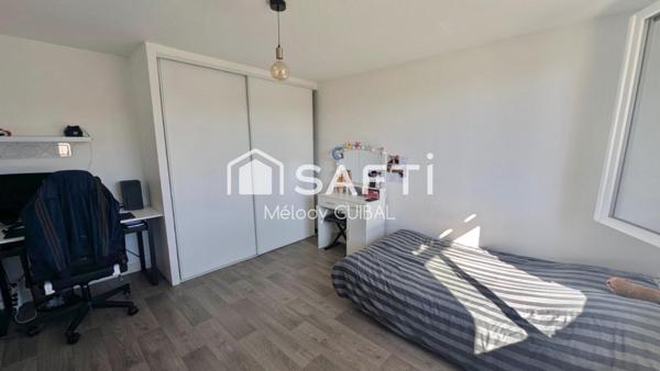 À Médis, 2 maisons indépendantes, 155 m2 au total, 5 chambres, garage et jardin clos.