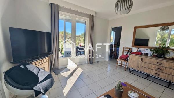 À Médis, 2 maisons indépendantes, 155 m2 au total, 5 chambres, garage et jardin clos.