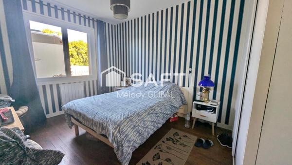 À Médis, 2 maisons indépendantes, 155 m2 au total, 5 chambres, garage et jardin clos.