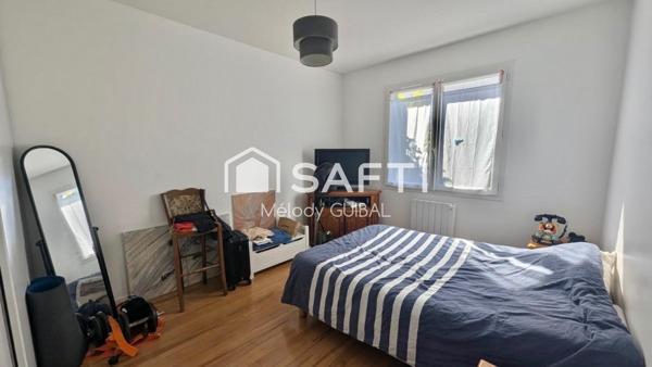 À Médis, 2 maisons indépendantes, 155 m2 au total, 5 chambres, garage et jardin clos.