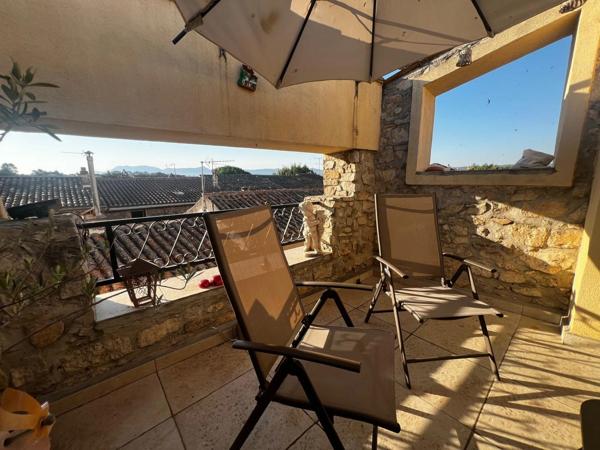 Maison de village avec terrasse tropézienne à vendre – Rousset (13790)