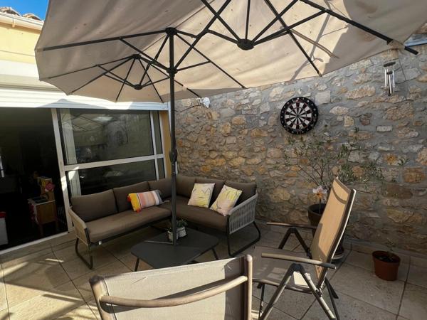 Maison de village avec terrasse tropézienne à vendre – Rousset (13790)