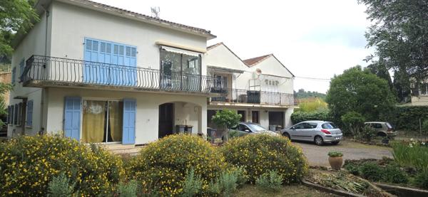 Ensemble immobilier T11 de 279 m2 avec garage, caves et hangar sur 816 m2 de terrain