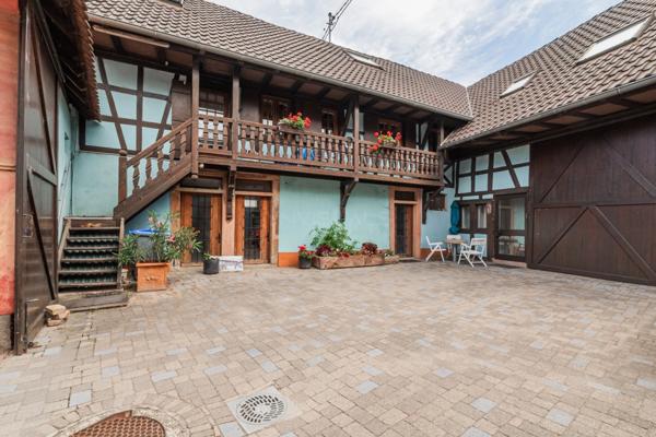 67206 MITTELHAUSBERGEN - Corps de ferme alsacien avec gîtes, grange et puits historique