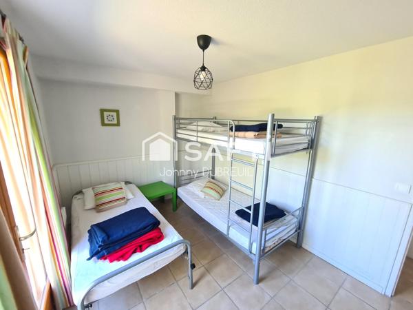 PIGNANS - MAISON TRADITIONNELLE DE 225M2 COMPOSEE DE 3 APPARTEMENTS, PISCINE, TERRAIN DE 4556M2