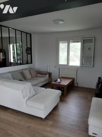 pavillon avec grand jardin et terrasse, comprenant deux niveaux et édifié sur sous-sol complet.