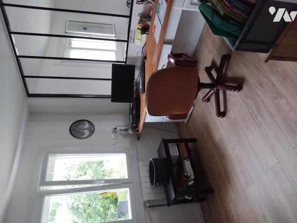 pavillon avec grand jardin et terrasse, comprenant deux niveaux et édifié sur sous-sol complet.