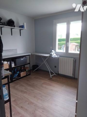 pavillon avec grand jardin et terrasse, comprenant deux niveaux et édifié sur sous-sol complet.