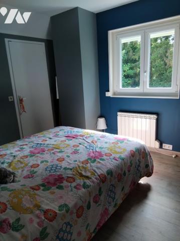 pavillon avec grand jardin et terrasse, comprenant deux niveaux et édifié sur sous-sol complet.