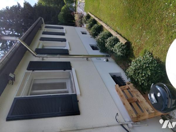 pavillon avec grand jardin et terrasse, comprenant deux niveaux et édifié sur sous-sol complet.