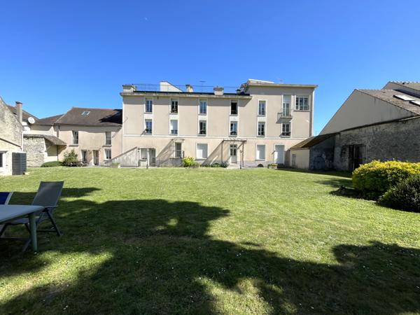 La Ferté-Alais (91590) Appartement duplex, 2 chambres, toit terrasse, cave et place de parking
